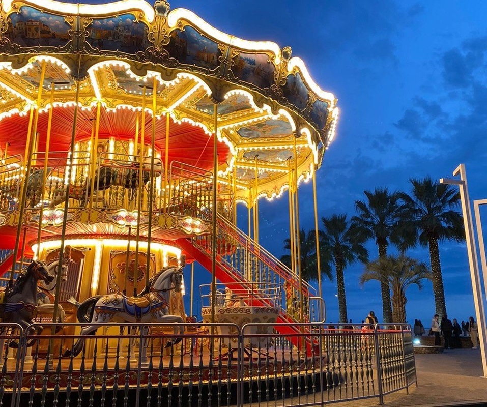 Рождественские развлечения с огнями и праздничной атмосферой для зимнего путешествия Рождественские развлечения с огнями и праздничной атмосферой для зимнего путешествия