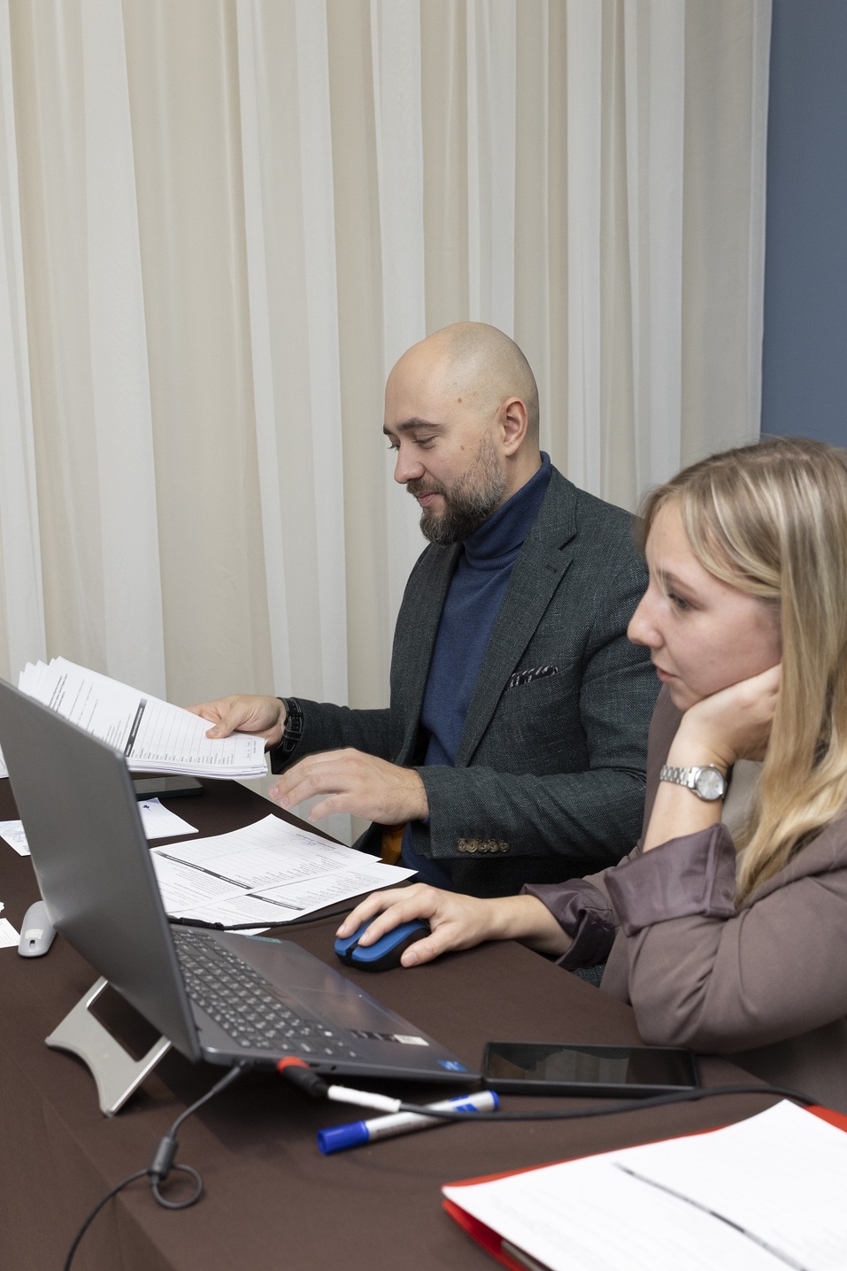 Дмитрий Кошляк проверяет подсчет голосов Дмитрий Кошляк проверяет подсчет голосов