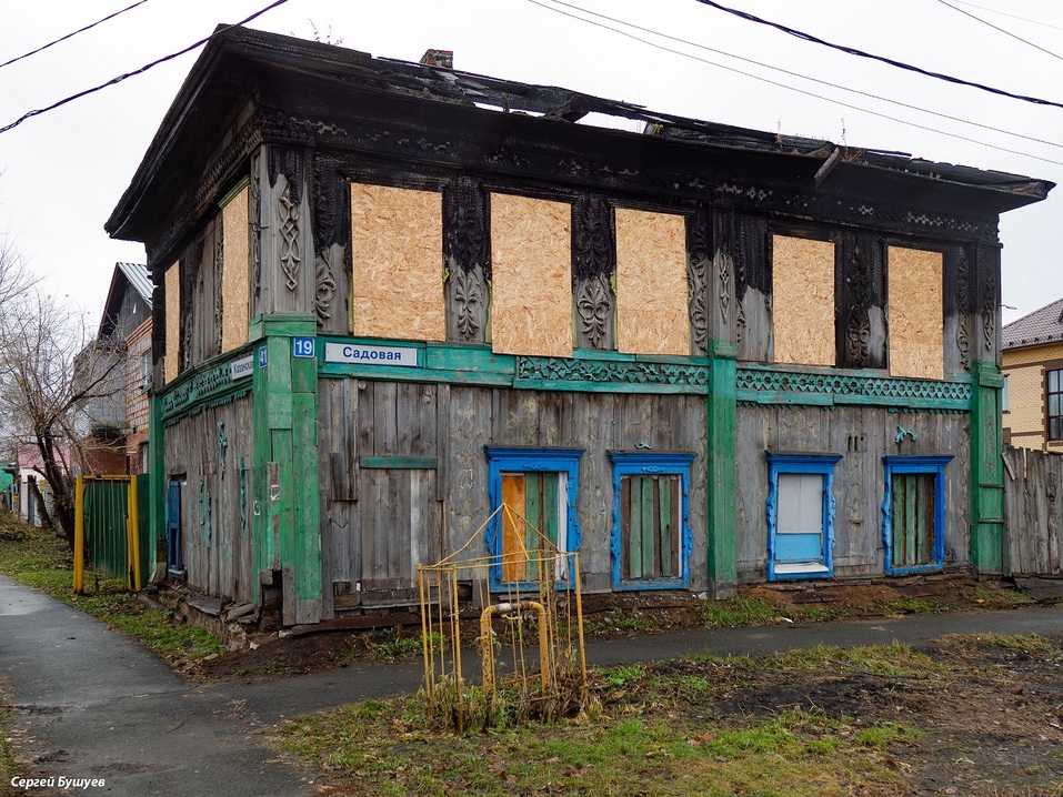 Владельца старинного дома с затейливой резьбой обязали его отреставрировать 2 Владельца старинного дома с затейливой резьбой обязали его отреставрировать 2