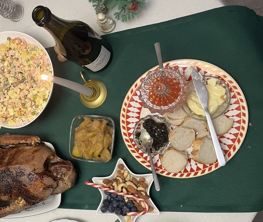 Новогодний стол 2026 с праздничными блюдами и украшениями Новогодний стол 2026 с праздничными блюдами и украшениями