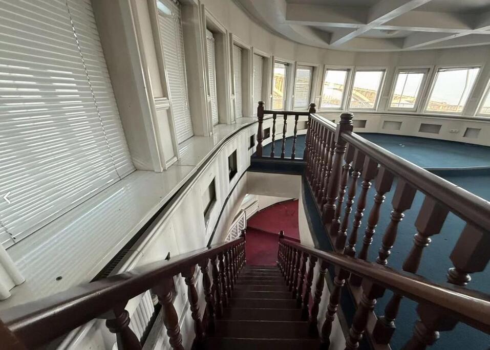 В центре Красноярска за 56 млн рублей продают теплоход «Капитанский клуб» под ресторан
2 В центре Красноярска за 56 млн рублей продают теплоход «Капитанский клуб» под ресторан
2