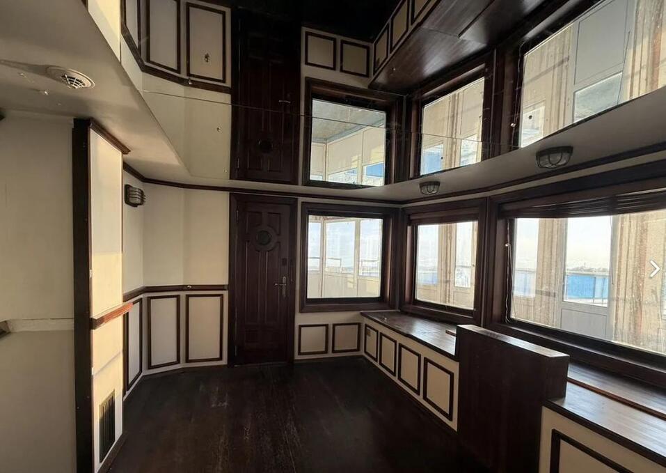 В центре Красноярска за 56 млн рублей продают теплоход «Капитанский клуб» под ресторан
1 В центре Красноярска за 56 млн рублей продают теплоход «Капитанский клуб» под ресторан
1