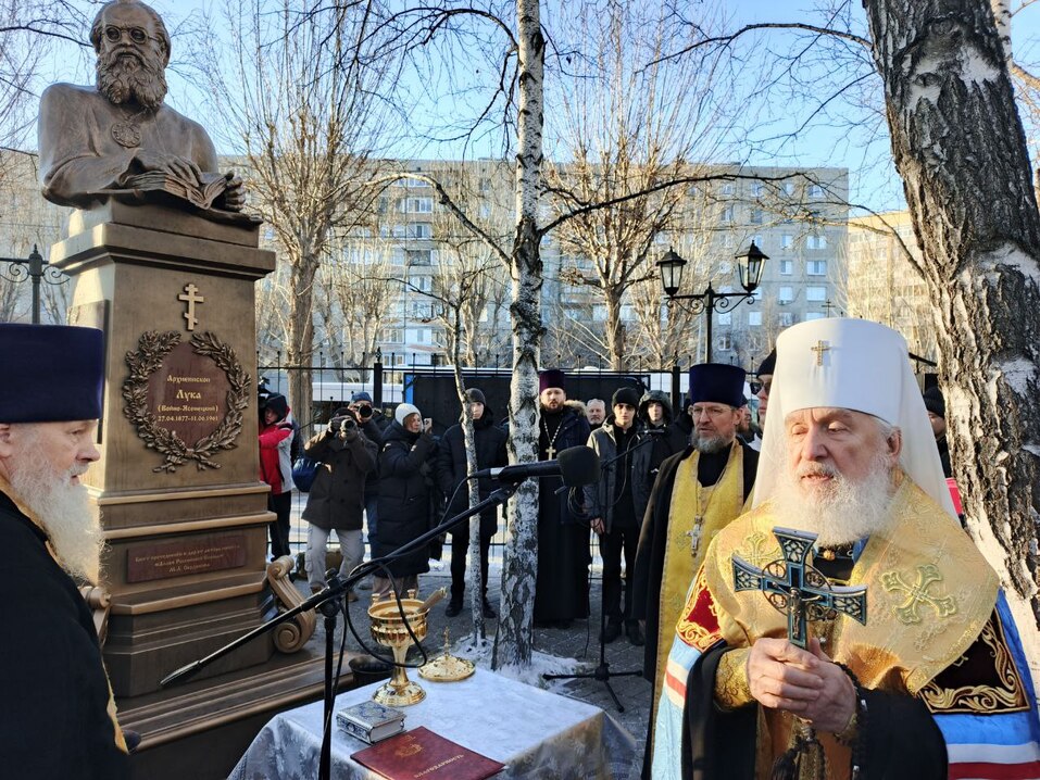 В Тюмени установили памятник репрессированному хирургу и священнику 2 В Тюмени установили памятник репрессированному хирургу и священнику 2