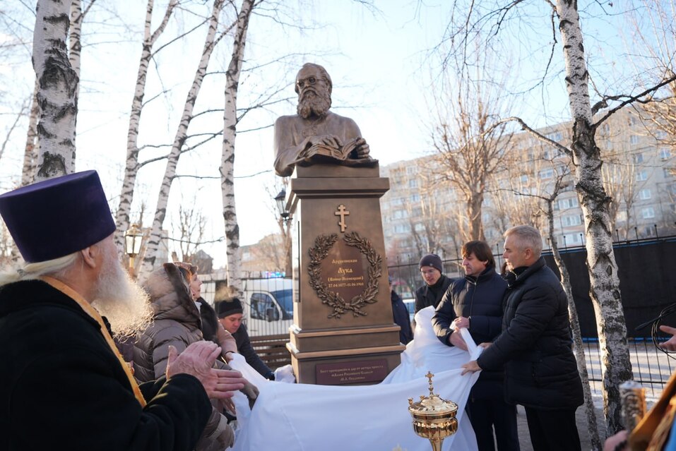 В Тюмени установили памятник репрессированному хирургу и священнику 3 В Тюмени установили памятник репрессированному хирургу и священнику 3