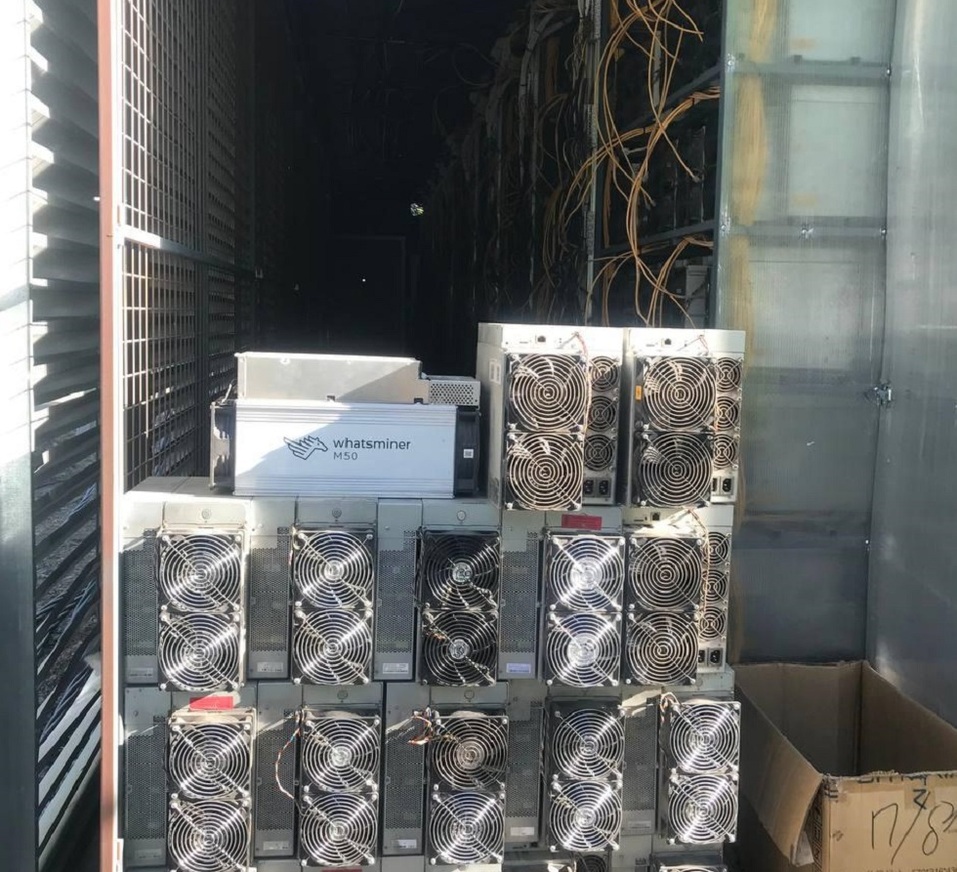 В Челябинске задержали майнеров, похитивших электроэнергию на 121 млн рублей
1 В Челябинске задержали майнеров, похитивших электроэнергию на 121 млн рублей
1