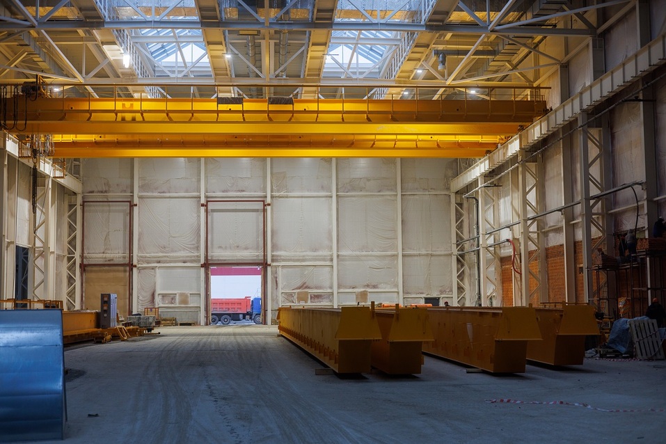 В самом большом корпусе комплекса по производству поездов для ВСМ идет монтаж кран-балок 1 В самом большом корпусе комплекса по производству поездов для ВСМ идет монтаж кран-балок 1