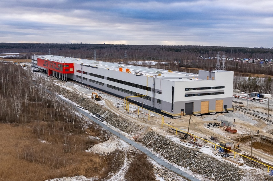 В самом большом корпусе комплекса по производству поездов для ВСМ идет монтаж кран-балок 2 В самом большом корпусе комплекса по производству поездов для ВСМ идет монтаж кран-балок 2