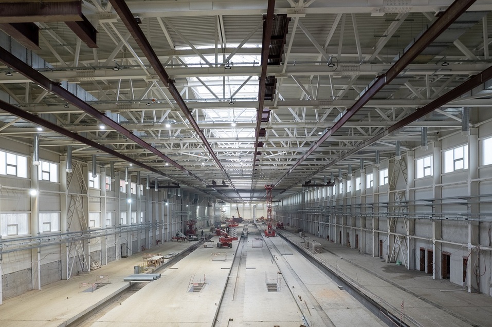 В самом большом корпусе комплекса по производству поездов для ВСМ идет монтаж кран-балок 3 В самом большом корпусе комплекса по производству поездов для ВСМ идет монтаж кран-балок 3