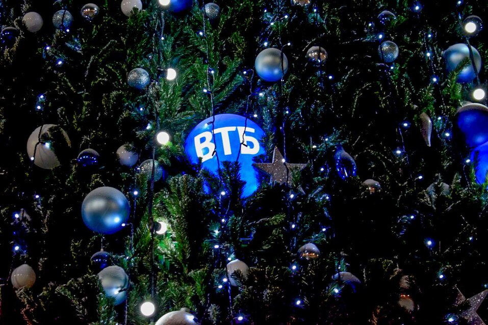 На Предмостной площади Красноярска появилась новогодняя елка 1 На Предмостной площади Красноярска появилась новогодняя елка 1