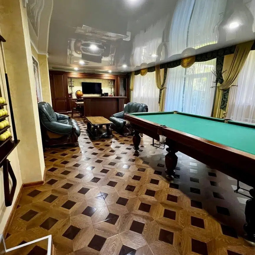 Бассейн, бильярд и пруд с карпами: в Красноярске продается элитный коттедж
1 Бассейн, бильярд и пруд с карпами: в Красноярске продается элитный коттедж
1