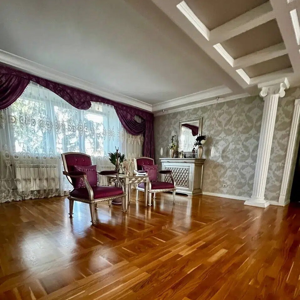 Бассейн, бильярд и пруд с карпами: в Красноярске продается элитный коттедж
7 Бассейн, бильярд и пруд с карпами: в Красноярске продается элитный коттедж
7