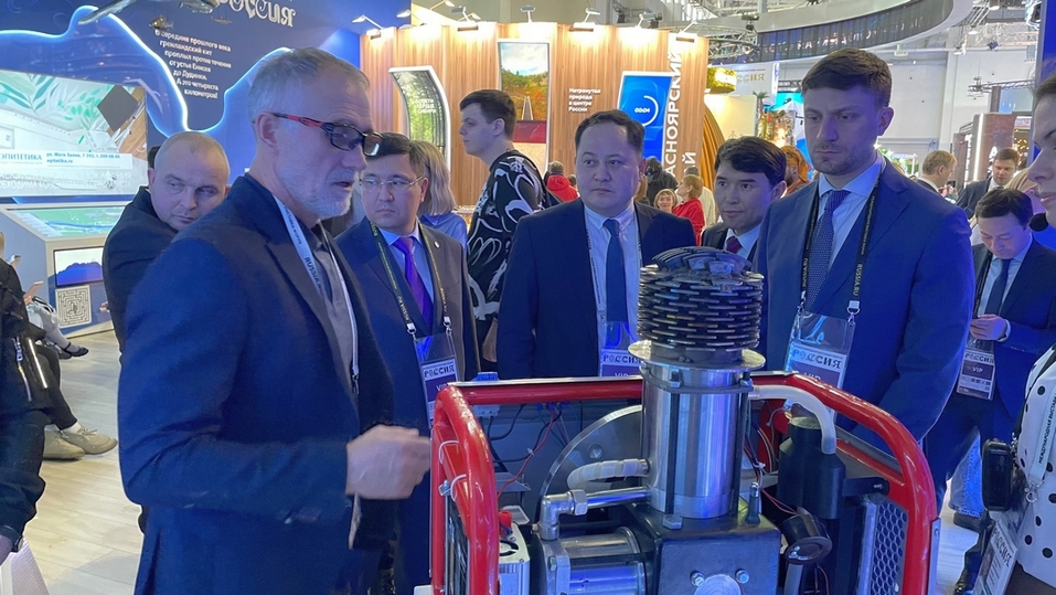 Валерий Подлесный презентует свой двигатель на выставке "Россия" в Москве Валерий Подлесный презентует свой двигатель на выставке "Россия" в Москве