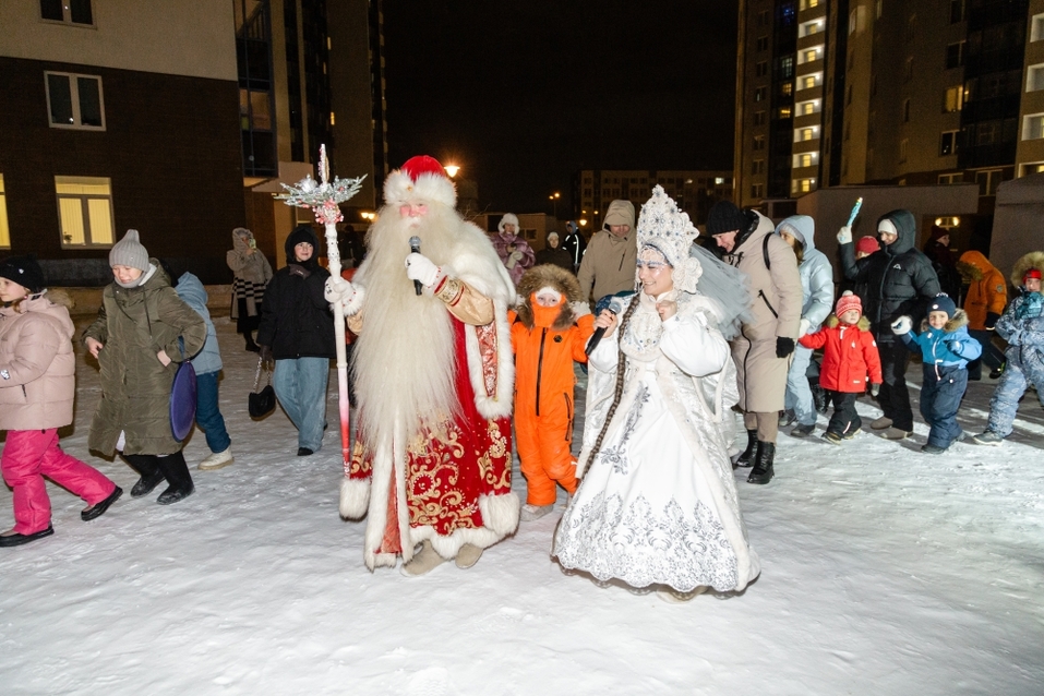 Застройщик «Эфес» провел масштабный новогодний праздник во дворе ЖК «Уральский» 3 Застройщик «Эфес» провел масштабный новогодний праздник во дворе ЖК «Уральский» 3