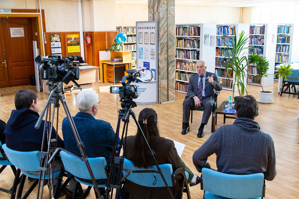 Без резких движений: Яков Силин о реформе высшего образования и вызовах глобального мира 1 Без резких движений: Яков Силин о реформе высшего образования и вызовах глобального мира 1