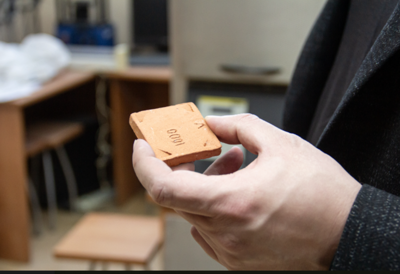 В Челябинске нашли способ повысить теплоизоляцию и прочность строительного кирпича 1 В Челябинске нашли способ повысить теплоизоляцию и прочность строительного кирпича 1