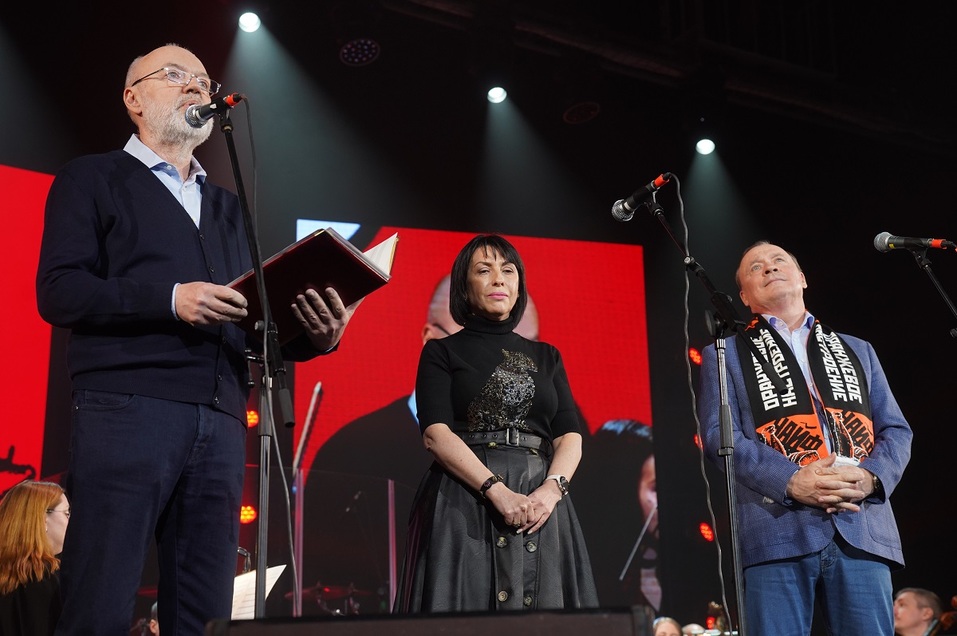 Год Уральского рока стартовал неожиданно: репортаж с галерки «Космоса» 1 Год Уральского рока стартовал неожиданно: репортаж с галерки «Космоса» 1