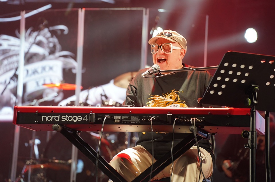 Год Уральского рока стартовал неожиданно: репортаж с галерки «Космоса» 8 Год Уральского рока стартовал неожиданно: репортаж с галерки «Космоса» 8