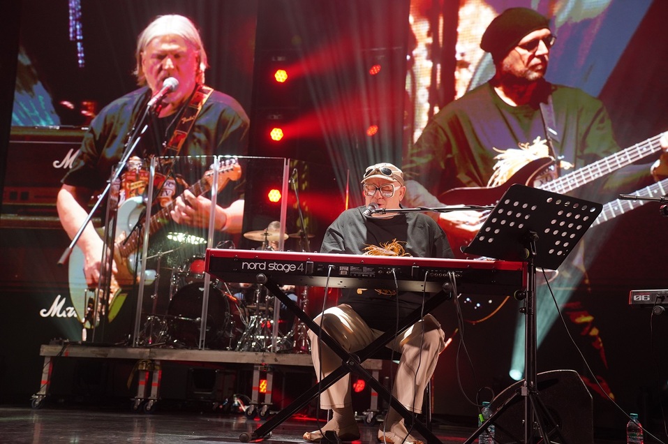 Год Уральского рока стартовал неожиданно: репортаж с галерки «Космоса» 10 Год Уральского рока стартовал неожиданно: репортаж с галерки «Космоса» 10