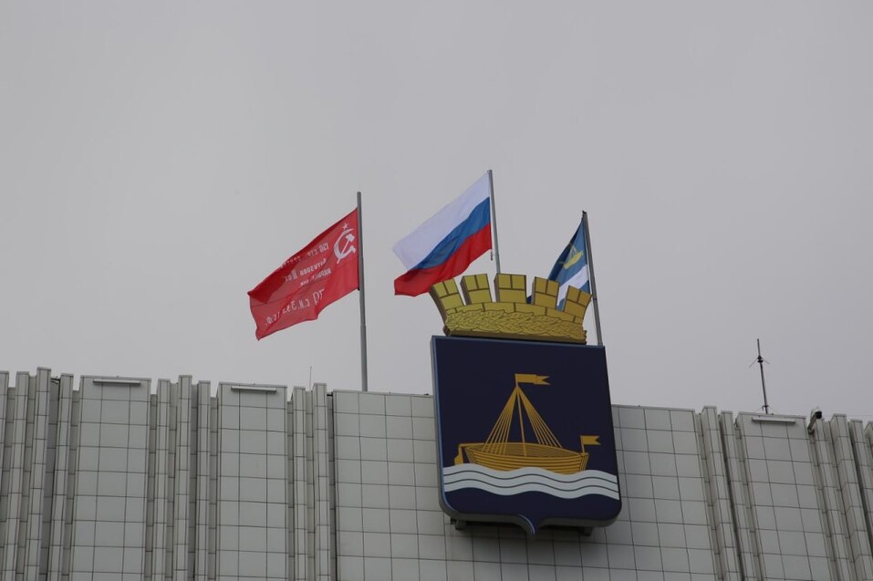 Над зданием администрации Тюмени предлагают установить еще один флаг 2 Над зданием администрации Тюмени предлагают установить еще один флаг 2