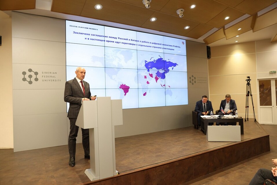 На фото: Александр Трегубов презентует «ПРОБРИКС» Союзу промышленников и предпринимателей Красноярского края На фото: Александр Трегубов презентует «ПРОБРИКС» Союзу промышленников и предпринимателей Красноярского края