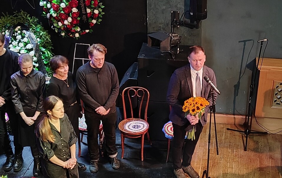 Тысячи людей пришли проститься с Николаем Колядой в Екатеринбурге 1 Тысячи людей пришли проститься с Николаем Колядой в Екатеринбурге 1