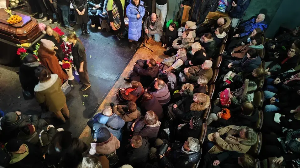 Тысячи людей пришли проститься с Николаем Колядой в Екатеринбурге 2 Тысячи людей пришли проститься с Николаем Колядой в Екатеринбурге 2