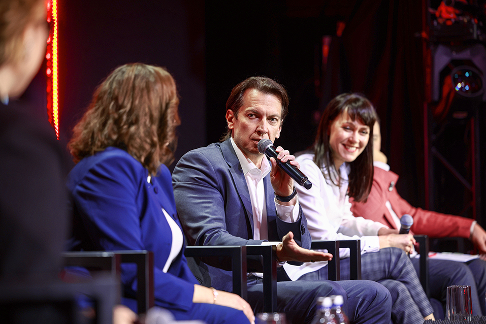 Альфа‑Саммит в Екатеринбурге: бизнес и власть сверили цифровые часы
8 Альфа‑Саммит в Екатеринбурге: бизнес и власть сверили цифровые часы
8