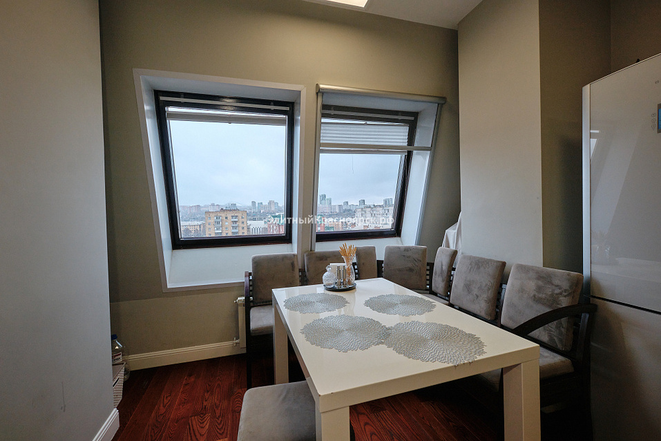 В Красноярске за 27,6 млн рублей продают квартиру с мансардными окнами на Красной площади 1 В Красноярске за 27,6 млн рублей продают квартиру с мансардными окнами на Красной площади 1