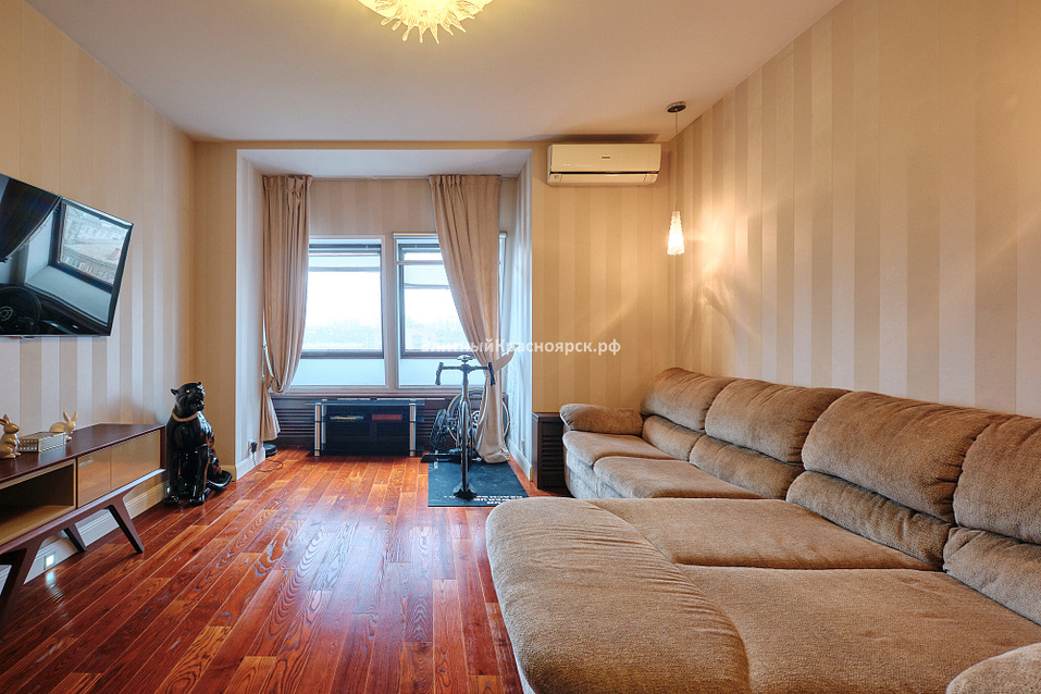 В Красноярске за 27,6 млн рублей продают квартиру с мансардными окнами на Красной площади 3 В Красноярске за 27,6 млн рублей продают квартиру с мансардными окнами на Красной площади 3