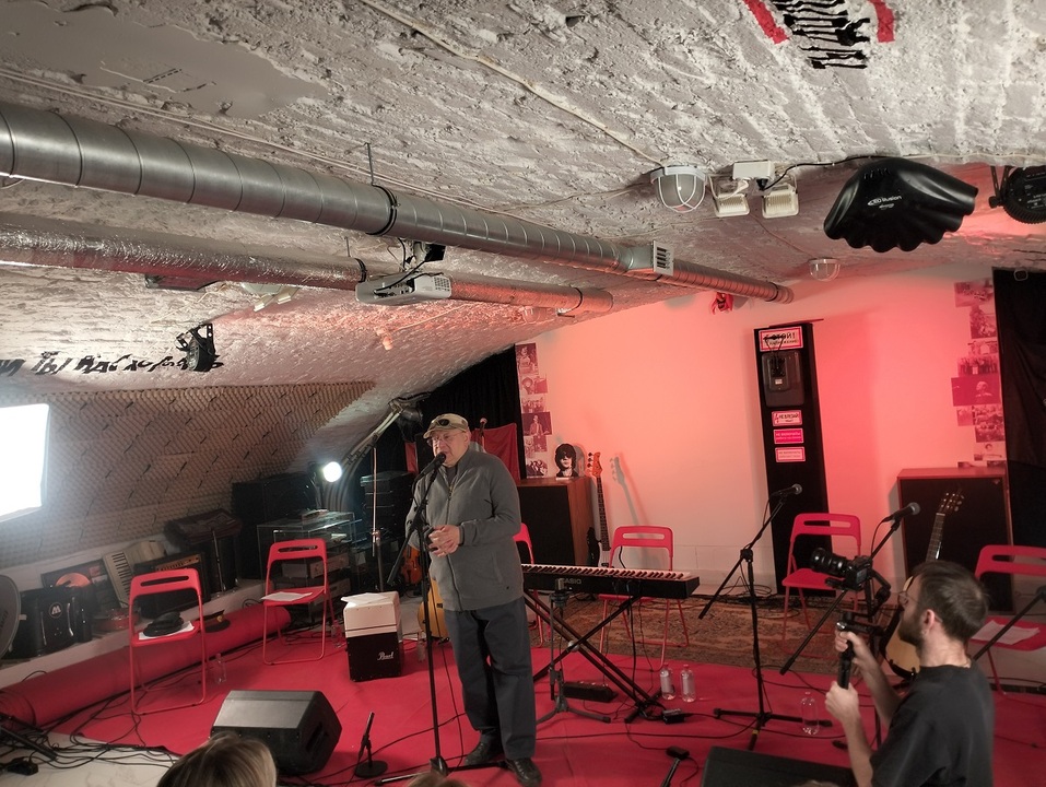 Главная свердловская рок-премьера прошла в камерном варианте в музее Андеграунда 2 Главная свердловская рок-премьера прошла в камерном варианте в музее Андеграунда 2