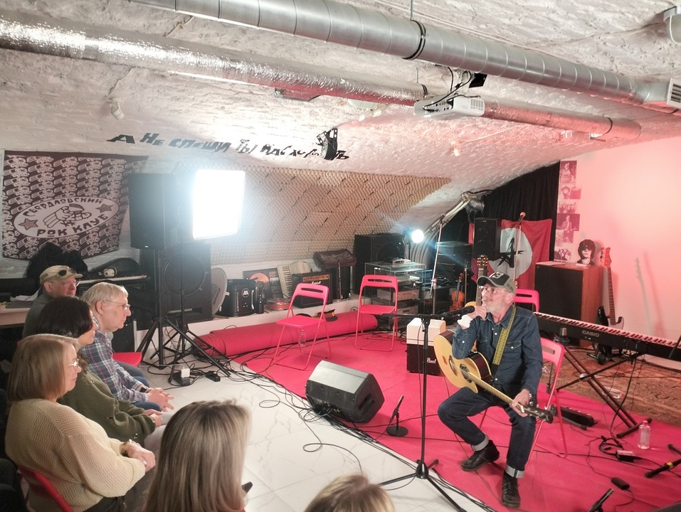 Главная свердловская рок-премьера прошла в камерном варианте в музее Андеграунда 4 Главная свердловская рок-премьера прошла в камерном варианте в музее Андеграунда 4