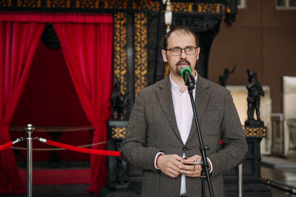 Фонд семьи Шмотьевых подарил ЕМИИ экспонат из своей коллекции камнерезного искусства 3 Фонд семьи Шмотьевых подарил ЕМИИ экспонат из своей коллекции камнерезного искусства 3