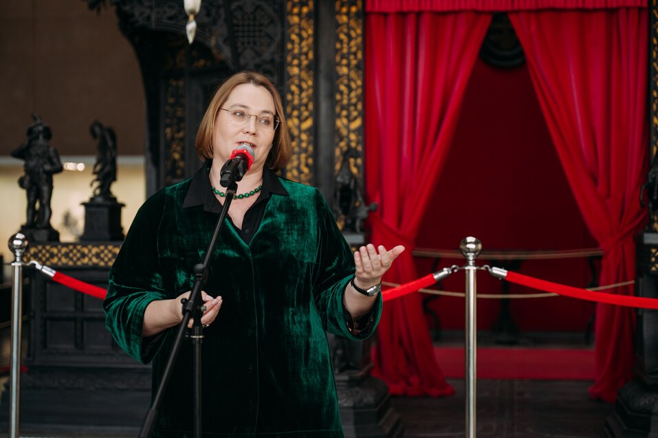 Фонд семьи Шмотьевых подарил ЕМИИ экспонат из своей коллекции камнерезного искусства 4 Фонд семьи Шмотьевых подарил ЕМИИ экспонат из своей коллекции камнерезного искусства 4