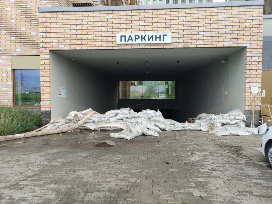 После дождей в новом тюменском ЖК затопило подземный паркинг вместе с машинами 1 После дождей в новом тюменском ЖК затопило подземный паркинг вместе с машинами 1