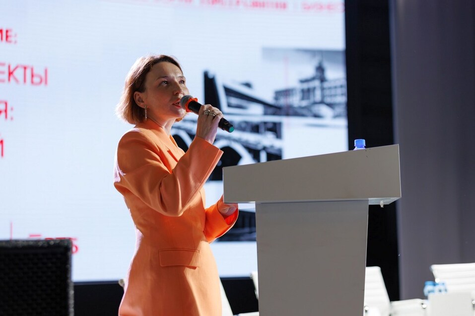 На фото: Юлия Чанчикова модерирует пленарное заседание форума "Город развития '2026" На фото: Юлия Чанчикова модерирует пленарное заседание форума "Город развития '2026"