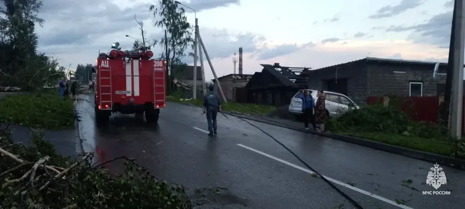 Торнадо в Кушве: шквалистым ветром повреждены крыши 99 домов, нет газа и электричества
2 Торнадо в Кушве: шквалистым ветром повреждены крыши 99 домов, нет газа и электричества
2