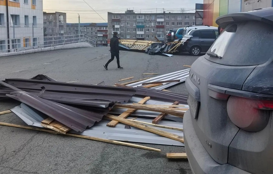 Ураганный ветер вновь оставил свердловские города без электричества, а дома — без крыш 1 Ураганный ветер вновь оставил свердловские города без электричества, а дома — без крыш 1