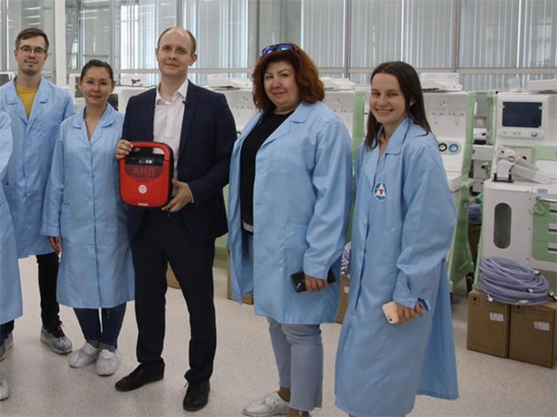 Уральский завод разработал дефибриллятор, который сможет использовать любой человек