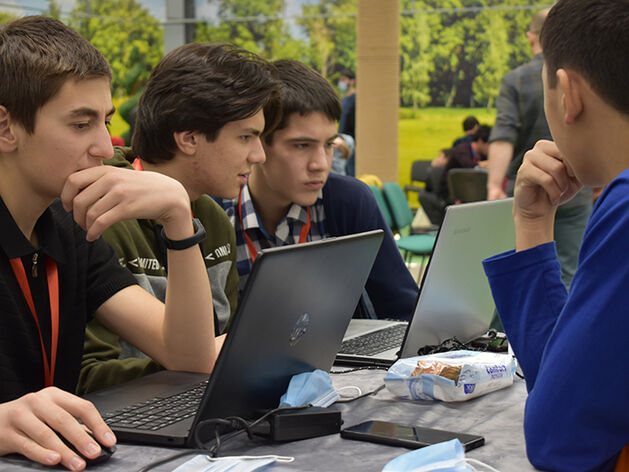 Дополненная реальность, умный чат-бот: какие решения придумали студенты для кампуса УрФУ