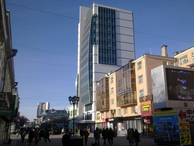 В центре Екатеринбурга целиком продают большой «офисник»