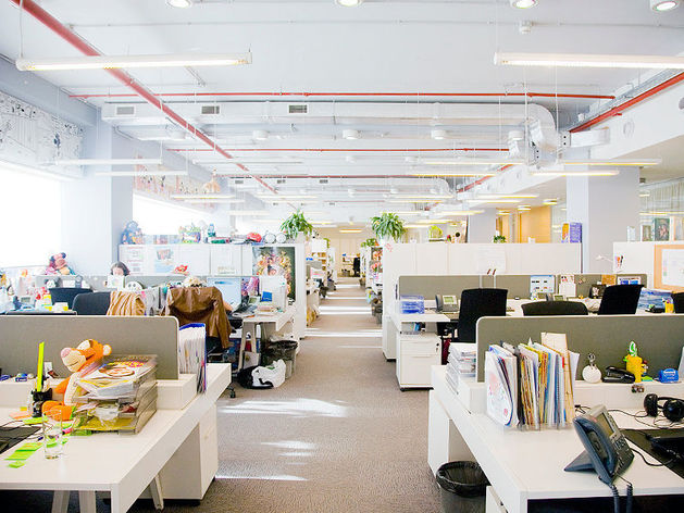 Много пространства и минимум работы? Чем офисы open space грозят компании и коллективу