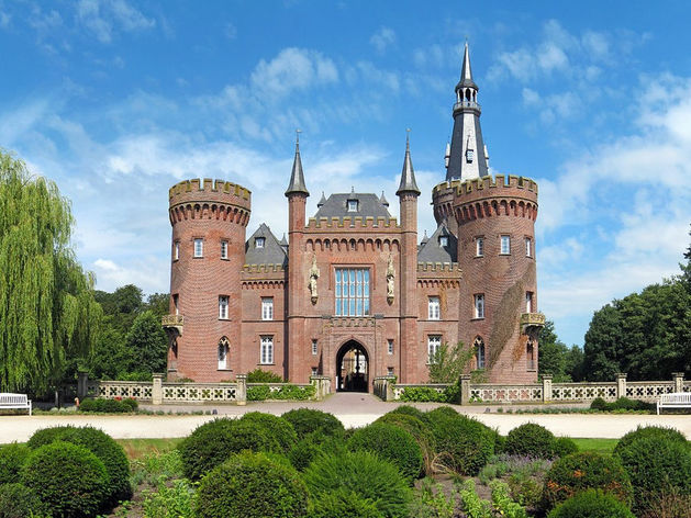 Жизнь на широкую ногу. Восемь старинных замков Европы по цене от €1,9 млн
