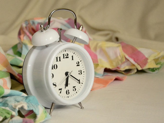 Переставьте будильник с 6 на 9 утра. Ранний подъем дает вам лишь ожирение и стресс