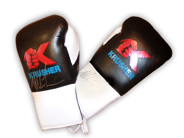 На благотворительный аукцион выставлены боксерские перчатки с автографом Майка Тайсона
