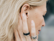 Невидимые слуховые аппараты: существуют ли и где их взять? 