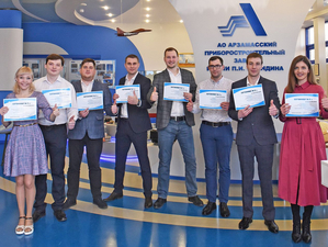 8 активистов Молодежного совета АО «АПЗ» получили сертификаты программы лояльности МС