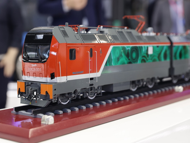 Поезда будущего: Синара представила на ИННОПРОМе «умный локомотив» и электричку «Восток»