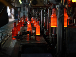 Новосибирский крупный производитель стеклотары увеличил выпуск облегченных
бутылок