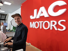 Взгляд на Восток: в Екатеринбурге презентовали обновленный дилерский центр JAC MOTORS