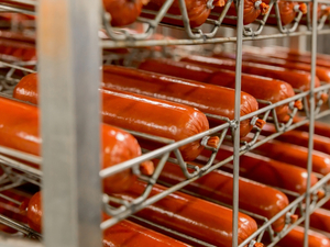 Дефицитная колбаска: производители не могут купить оболочку для мясной продукции